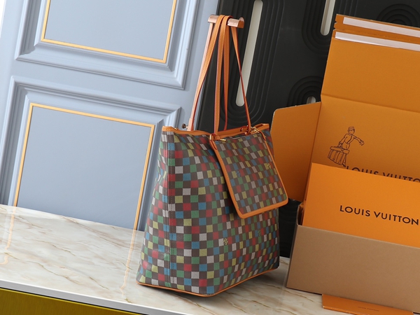 ルイヴィトンバッグ背面デザイン